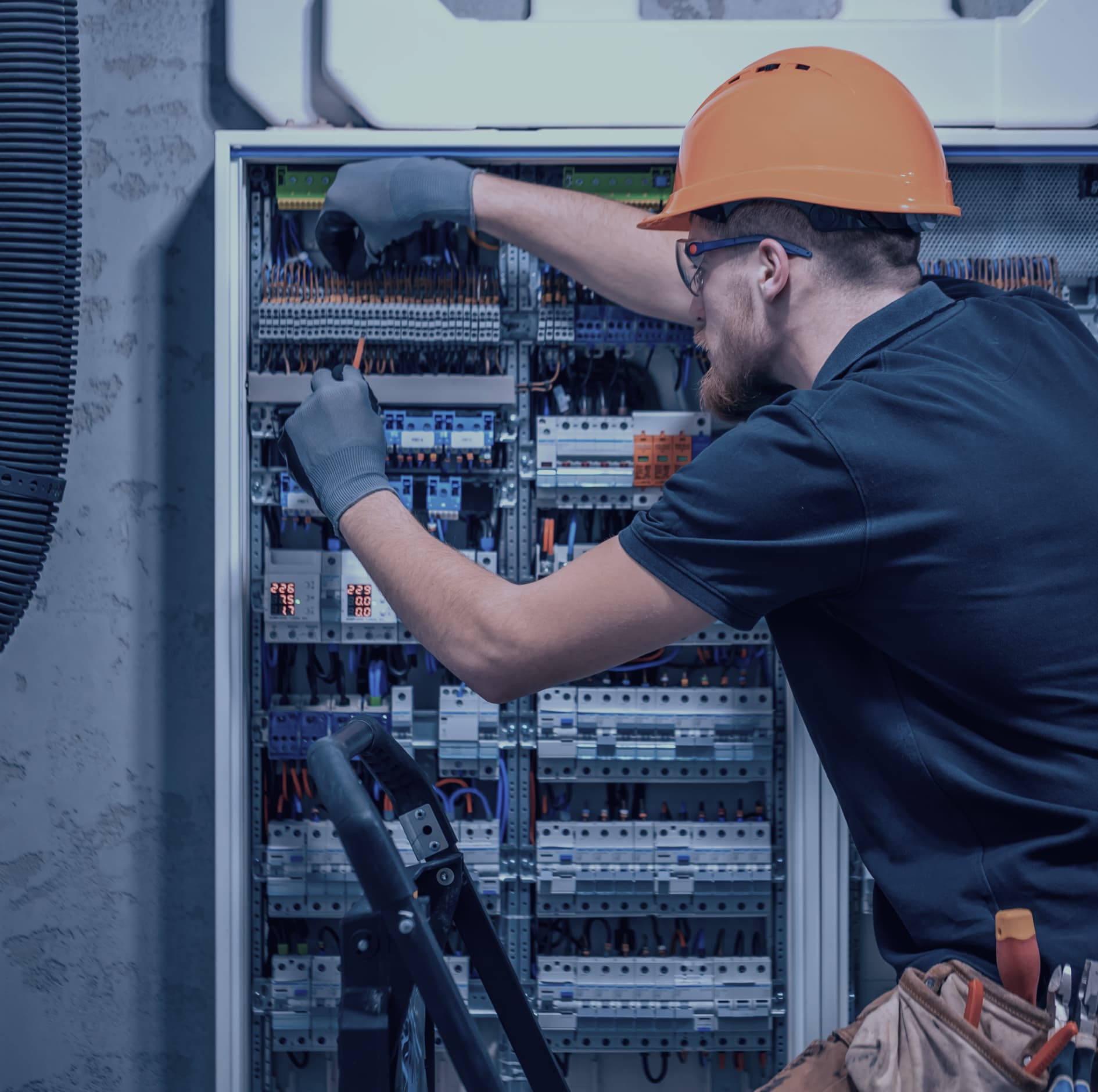 The ICC Servicer installs the equipment